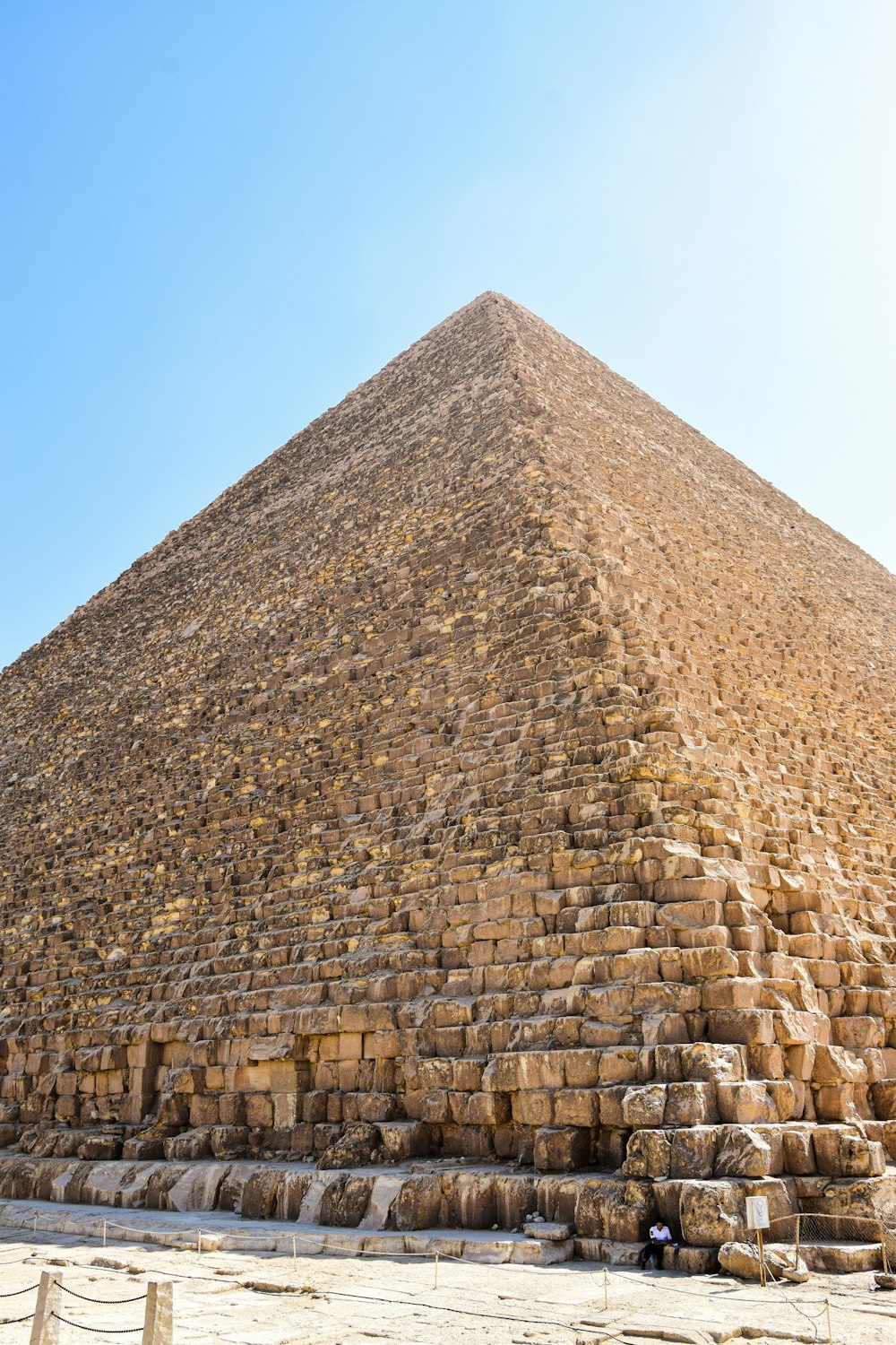 uma pirâmide muito alta com um céu no fundo