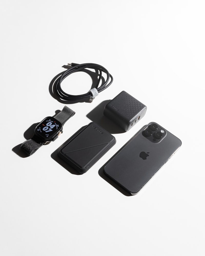 Telefon položený u nabíjecí stanice