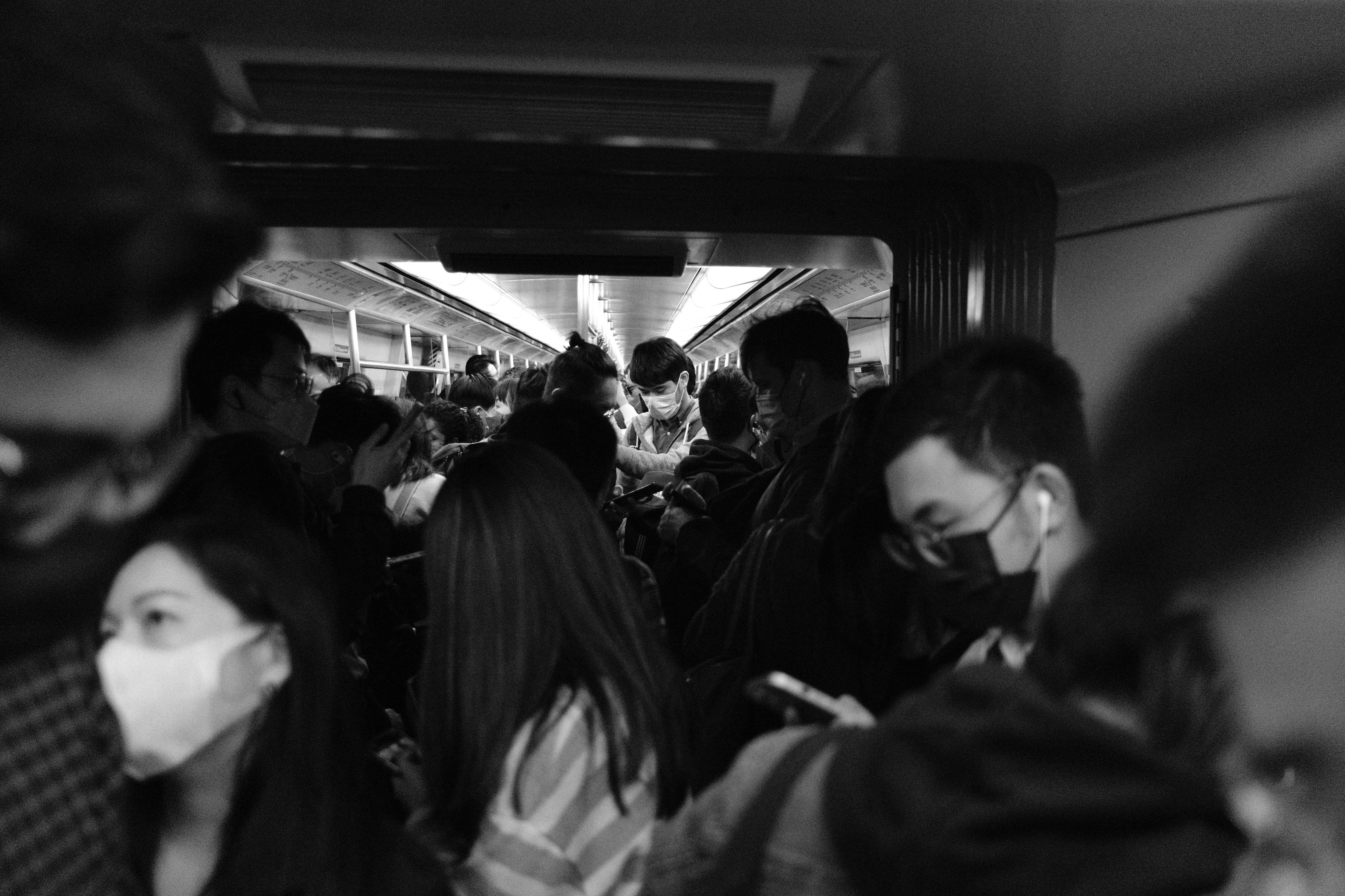 Una foto en blanco y negro de personas en un metro