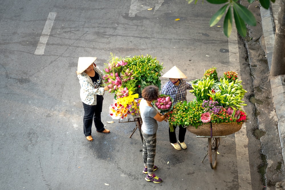 un gruppo di persone con cesti di fiori