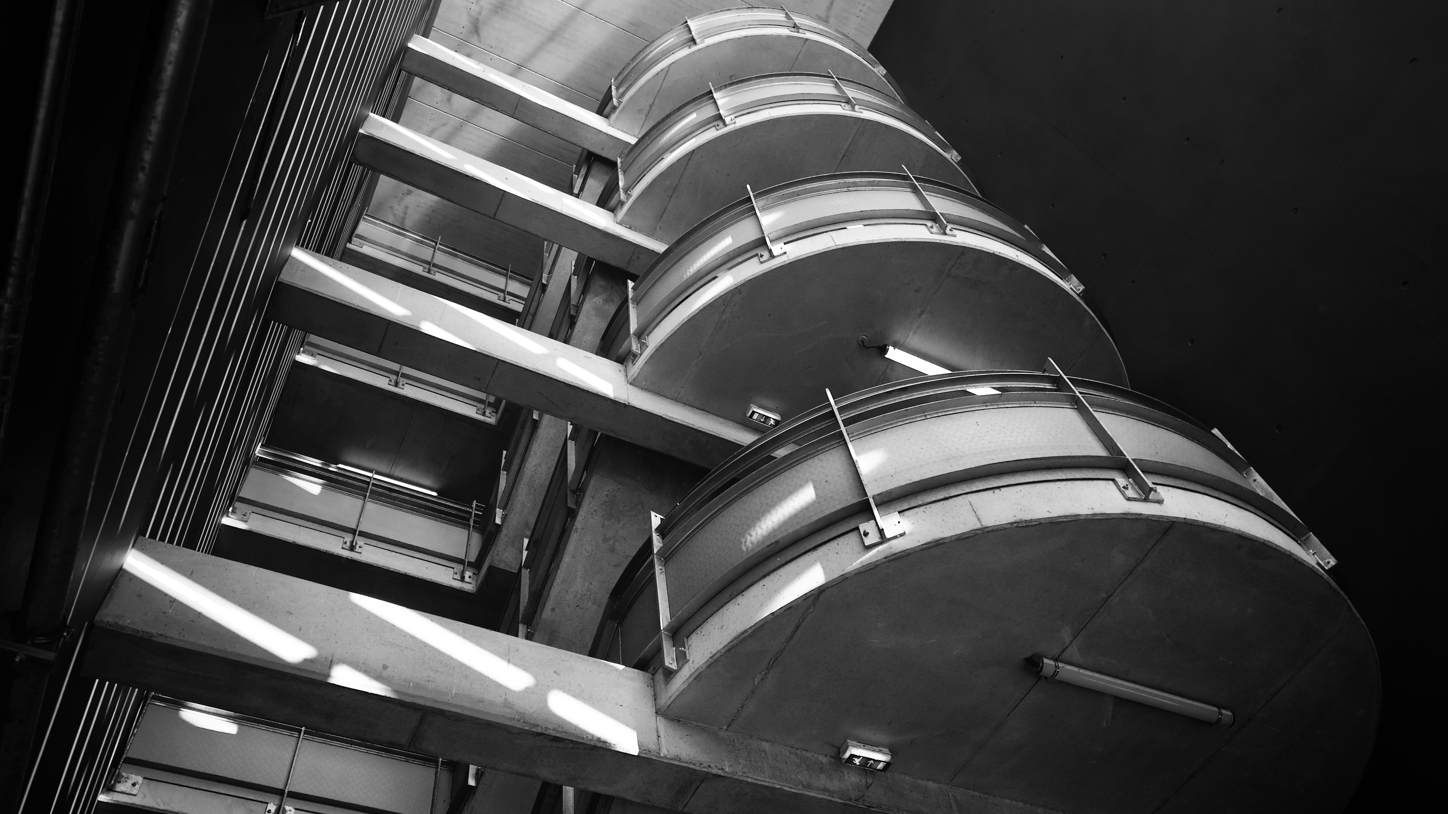 Urban walk, Floors CG Photography www.bw-artworks.com Panasonic GX9 Leica 12mm - Summilux