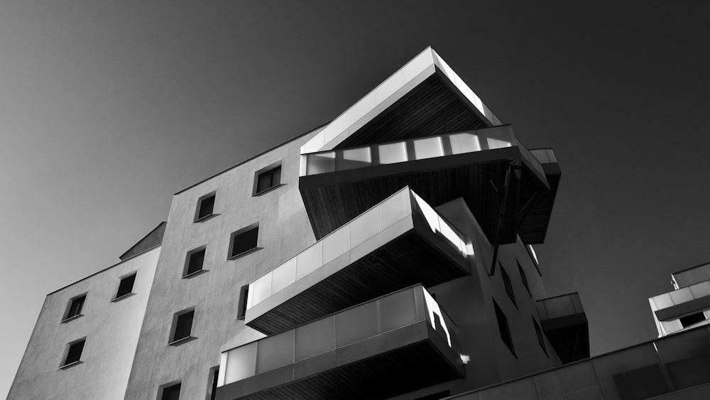 a black and white photo of a building