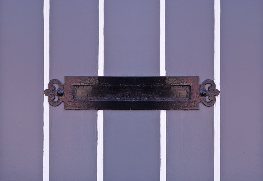 ein Metallgriff an einer Tür mit Gittern darauf