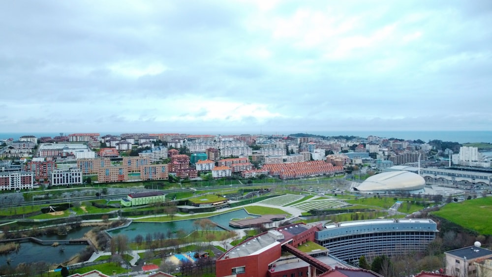 une vue d’une ville d’un point de vue élevé