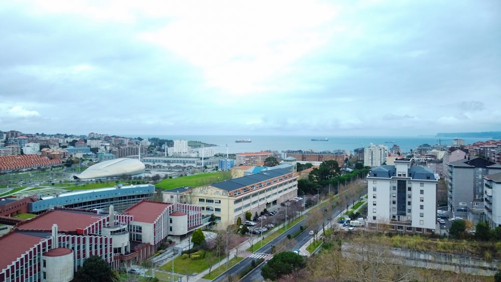 uma vista aérea de uma cidade com um grande corpo de água ao fundo