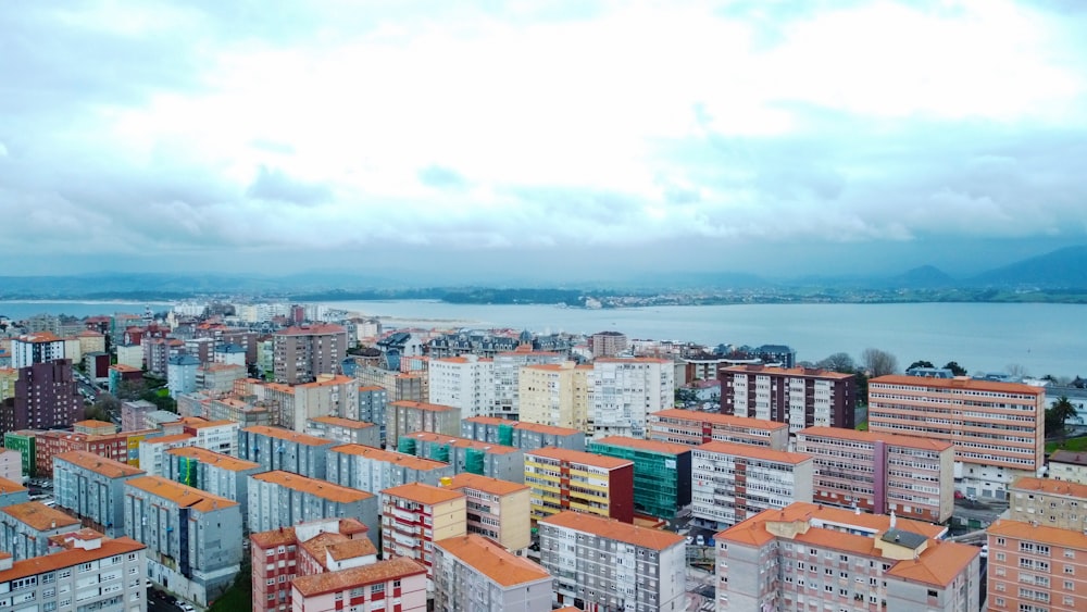 uma vista de uma cidade com um corpo de água no fundo