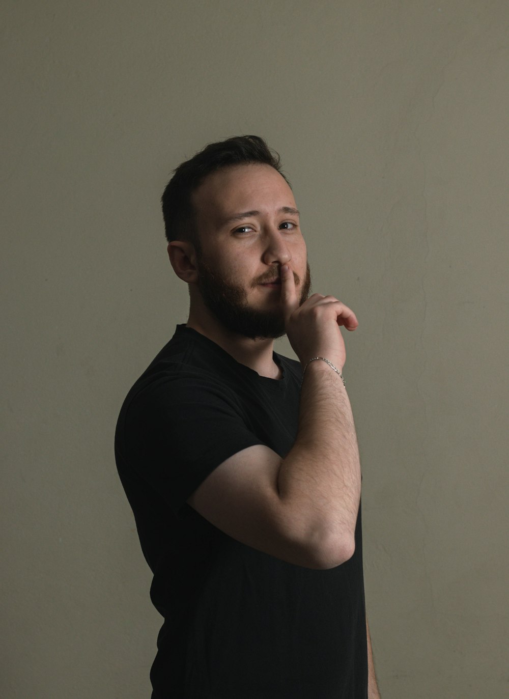 a man is posing for a picture with his hand on his chin