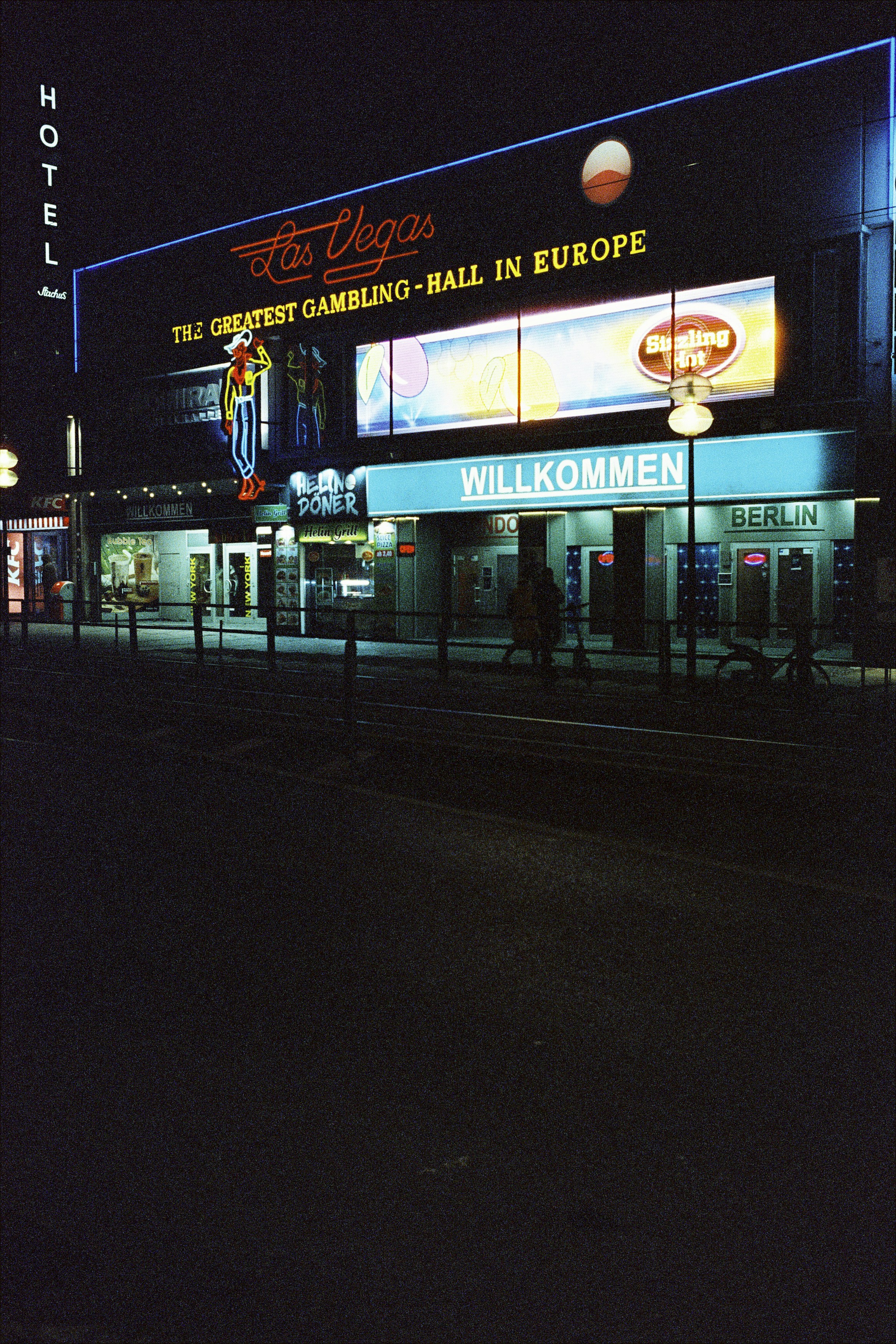 たくさんの明かりがついている建物