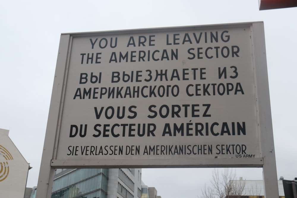 a street sign in a foreign language