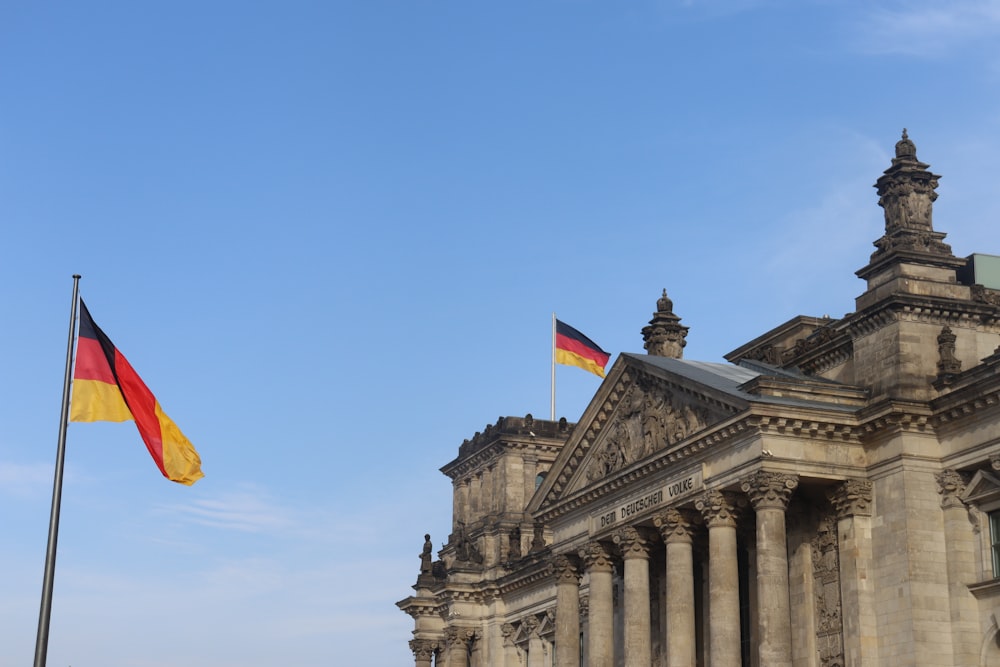 Eine deutsche Flagge weht vor einem Gebäude