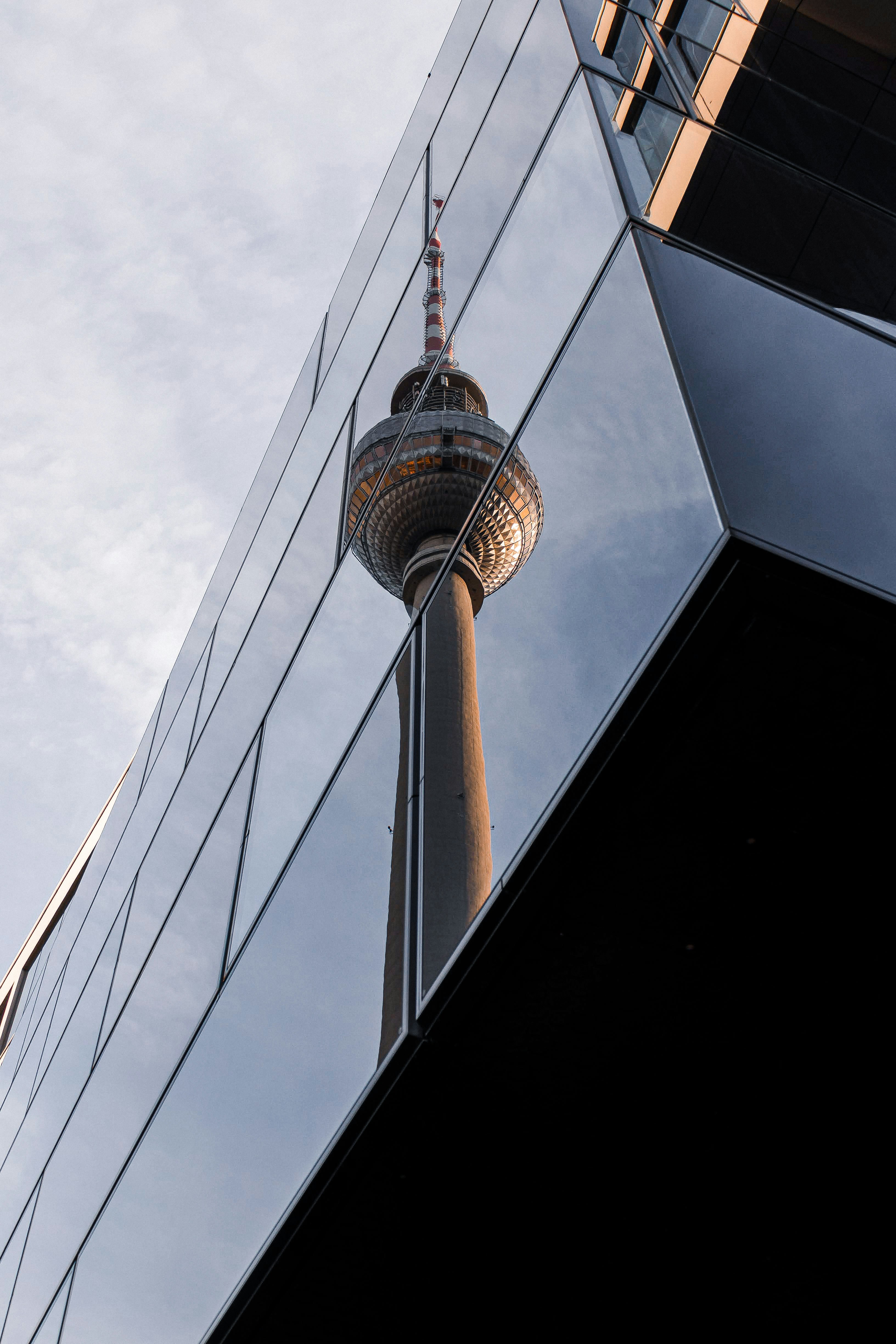 o reflexo de um edifício no vidro de outro edifício