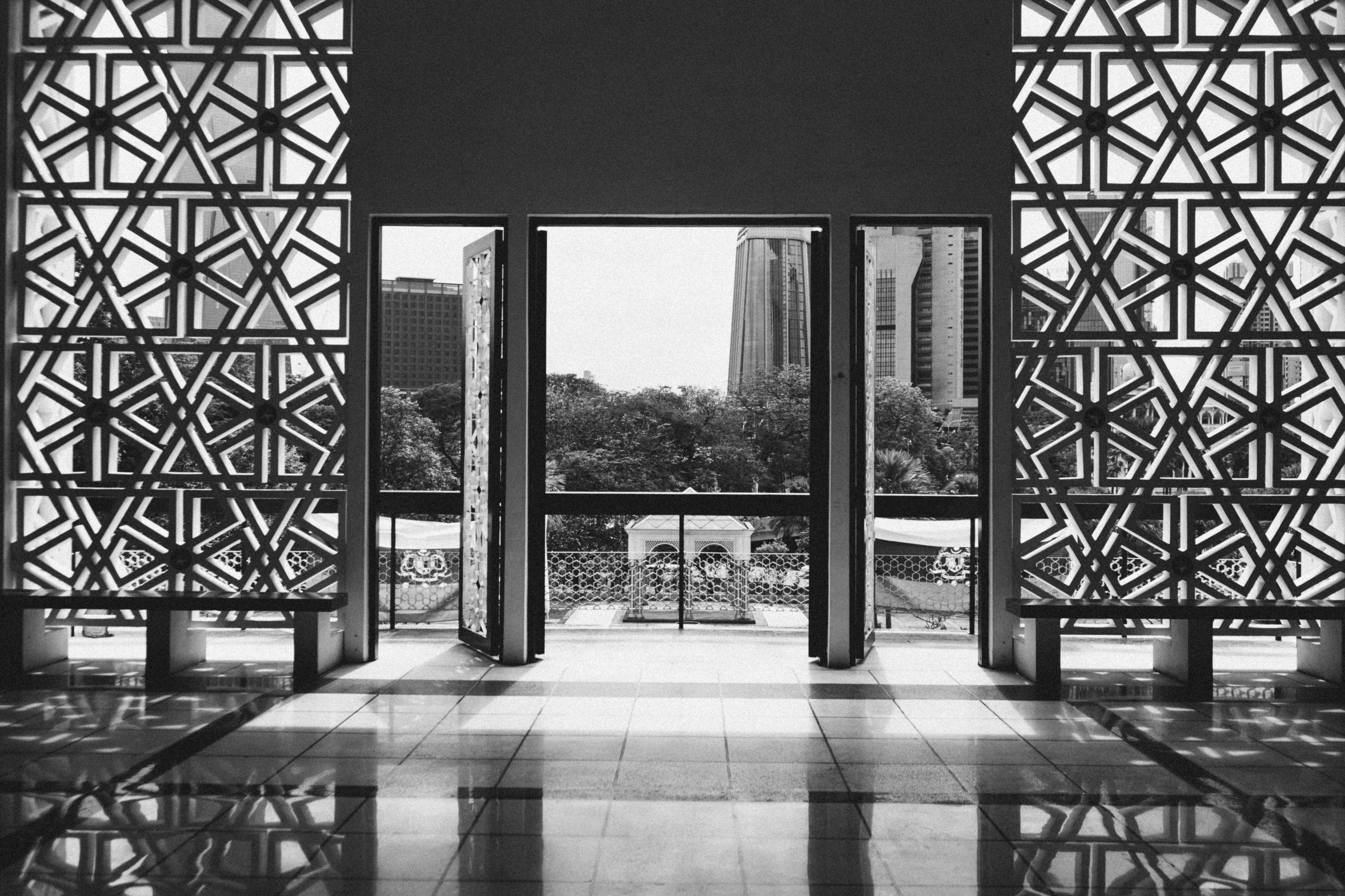 uma foto em preto e branco de uma porta aberta