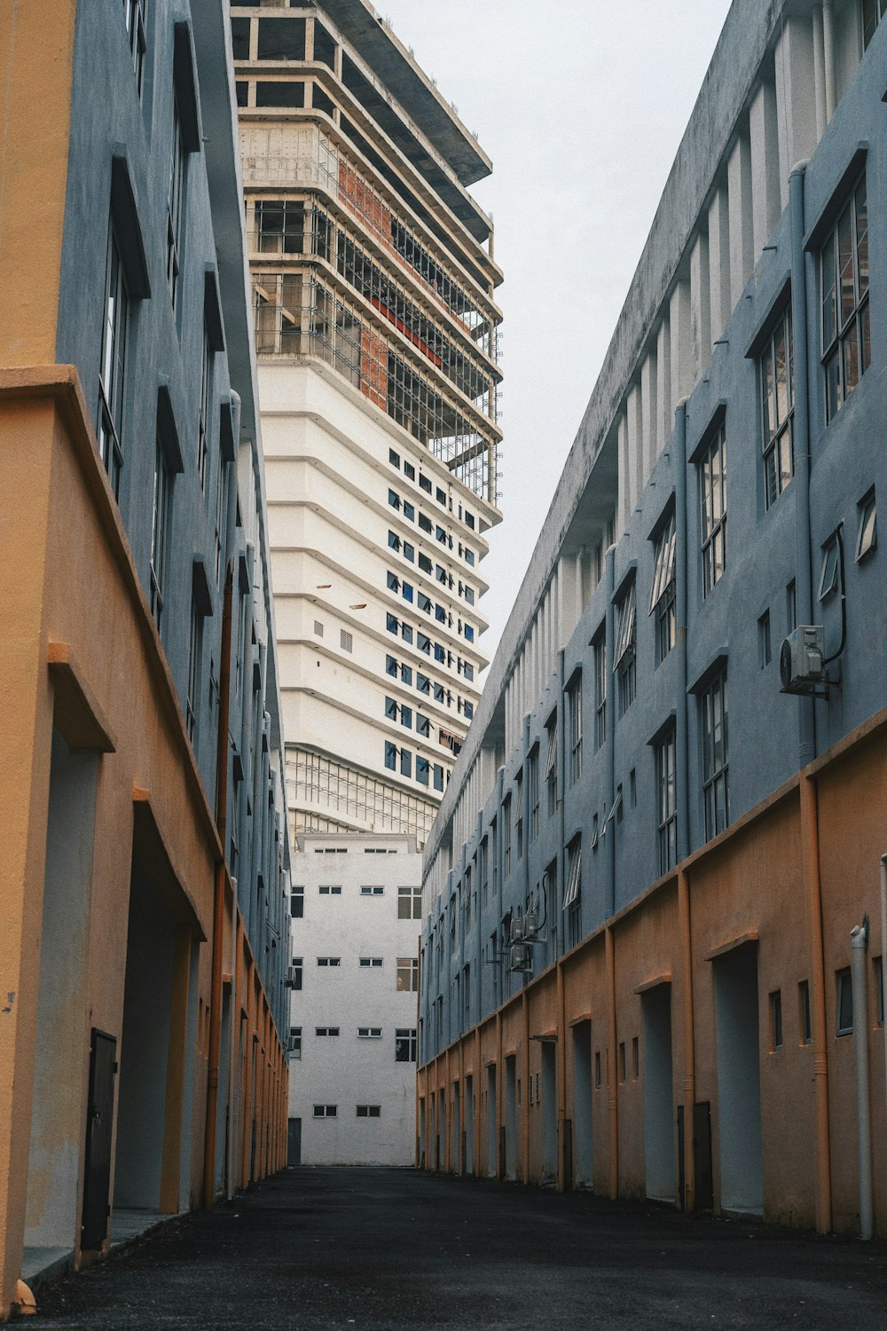 a very tall building sitting between two buildings