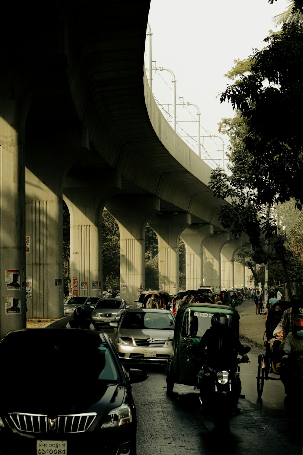 Una calle llena de mucho tráfico bajo un puente