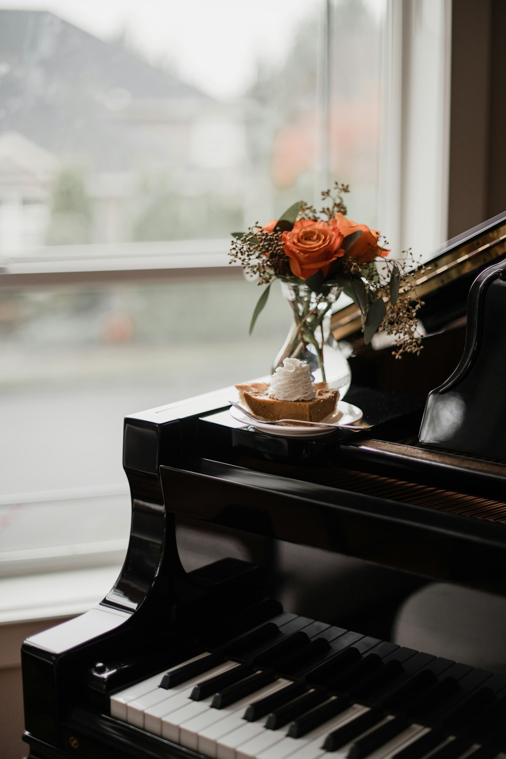 A vase of flowers sitting on top of a piano photo – Free Piano Image on  Unsplash