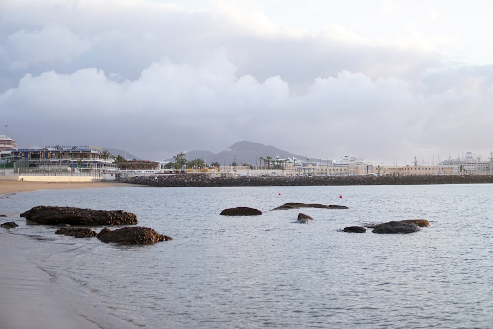 uno specchio d'acqua con rocce in esso