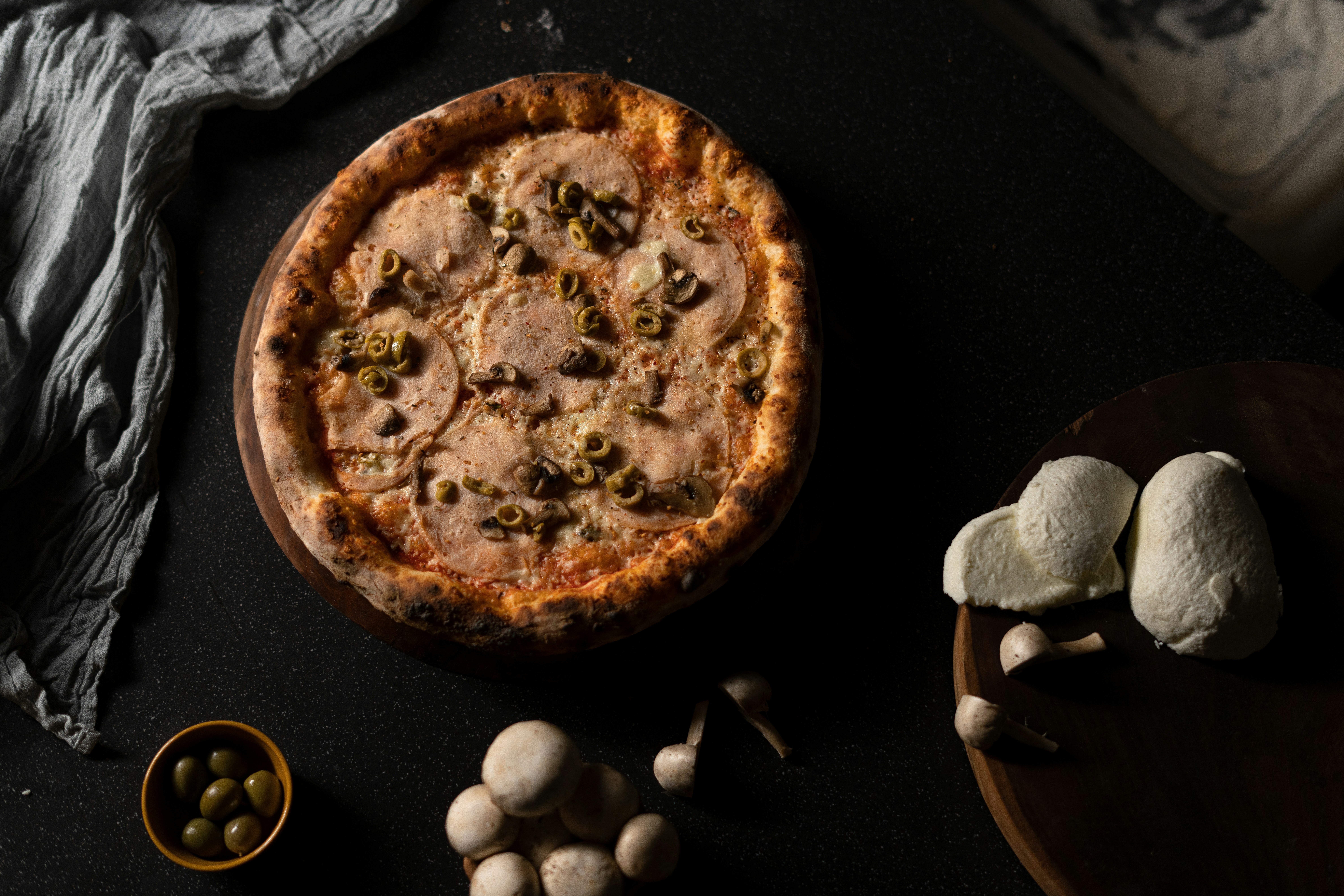 eine Pizza auf einem hölzernen Schneidebrett