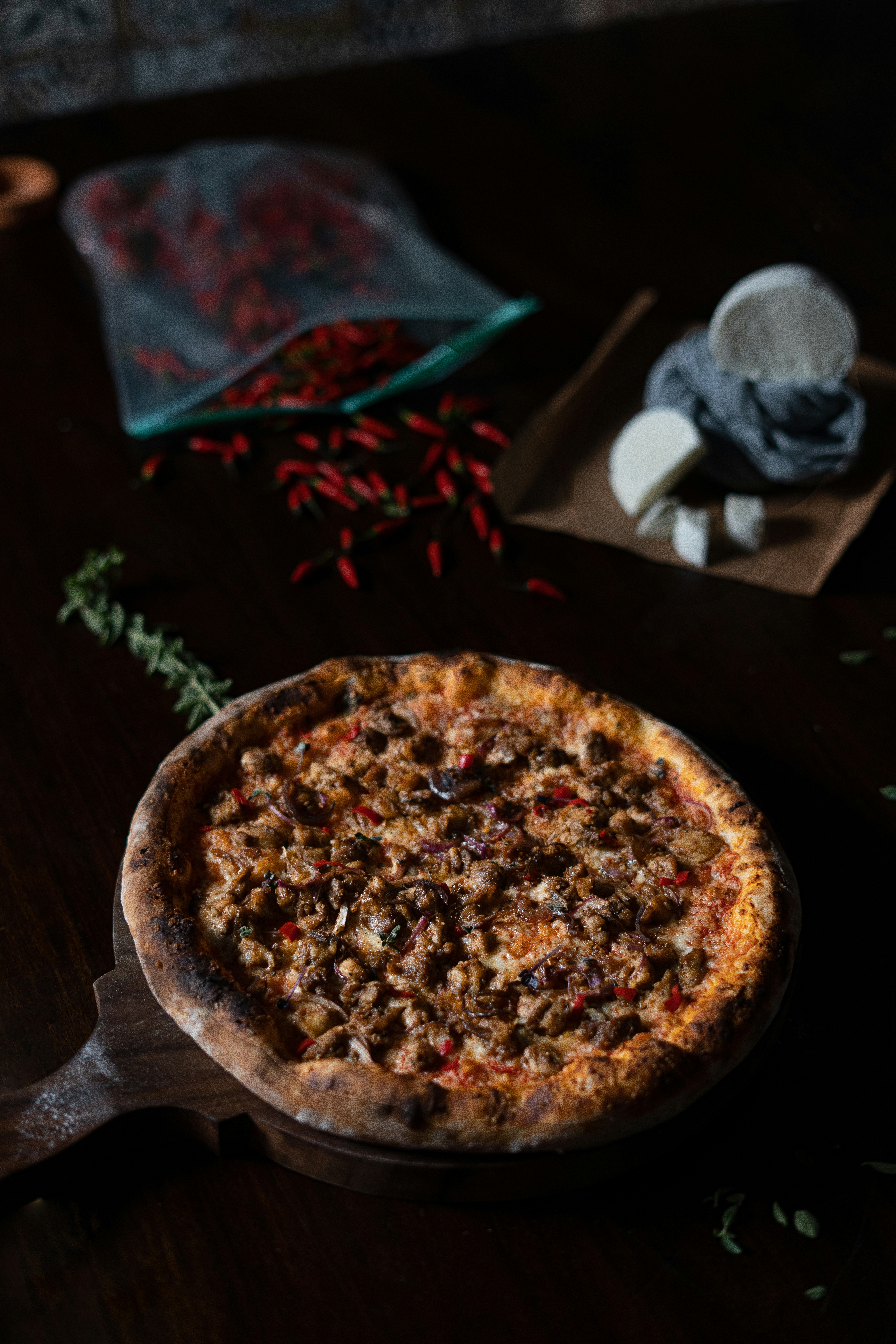 Eine Pizza auf einem Holztisch