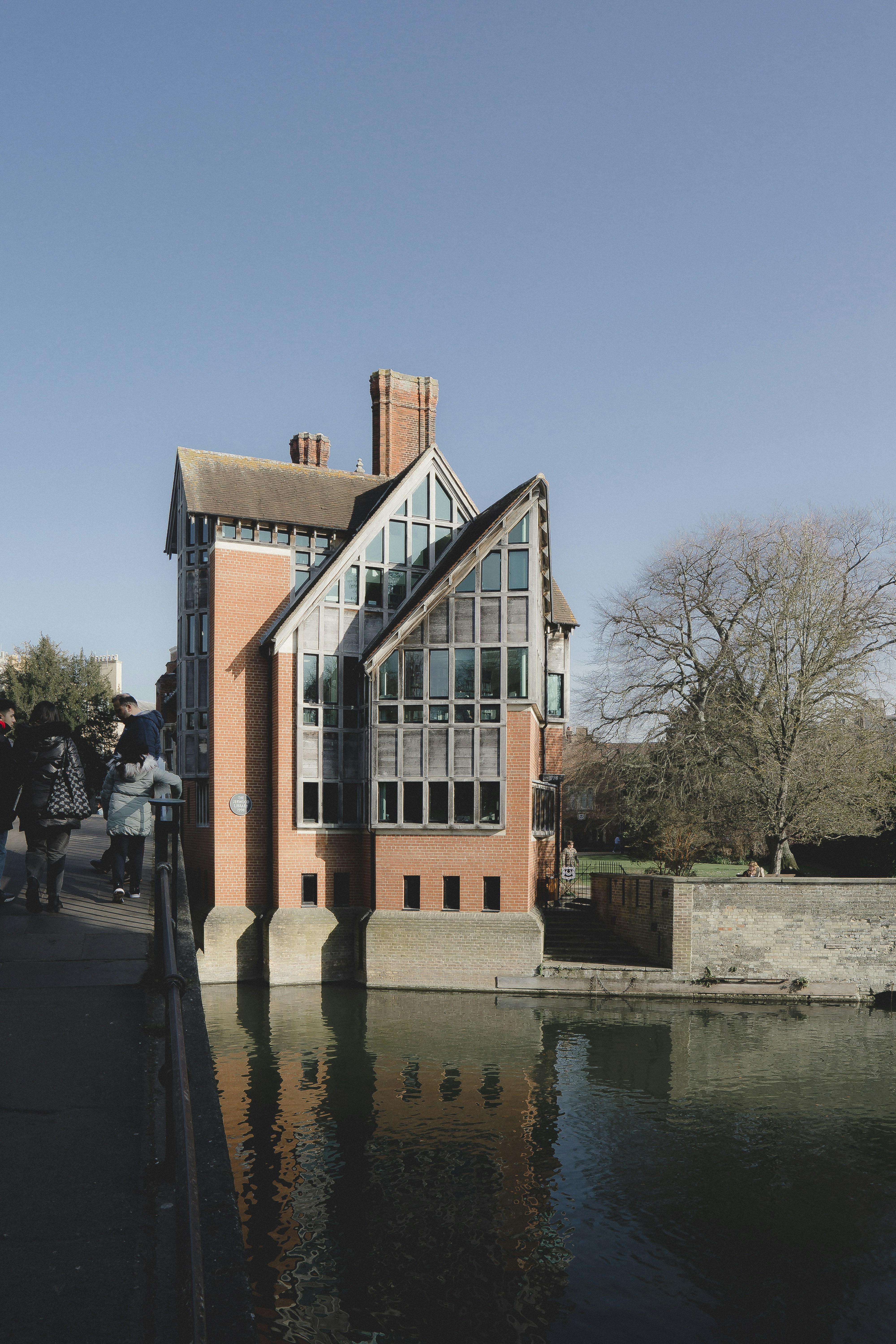 Un edificio che si trova accanto a uno specchio d'acqua