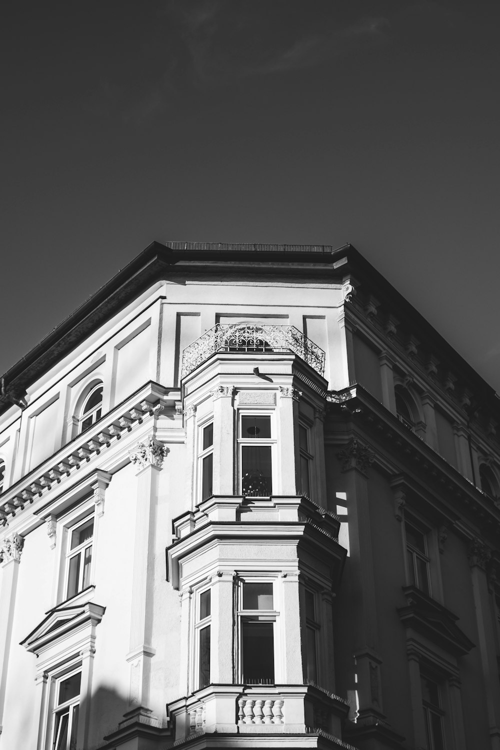 a black and white photo of a building