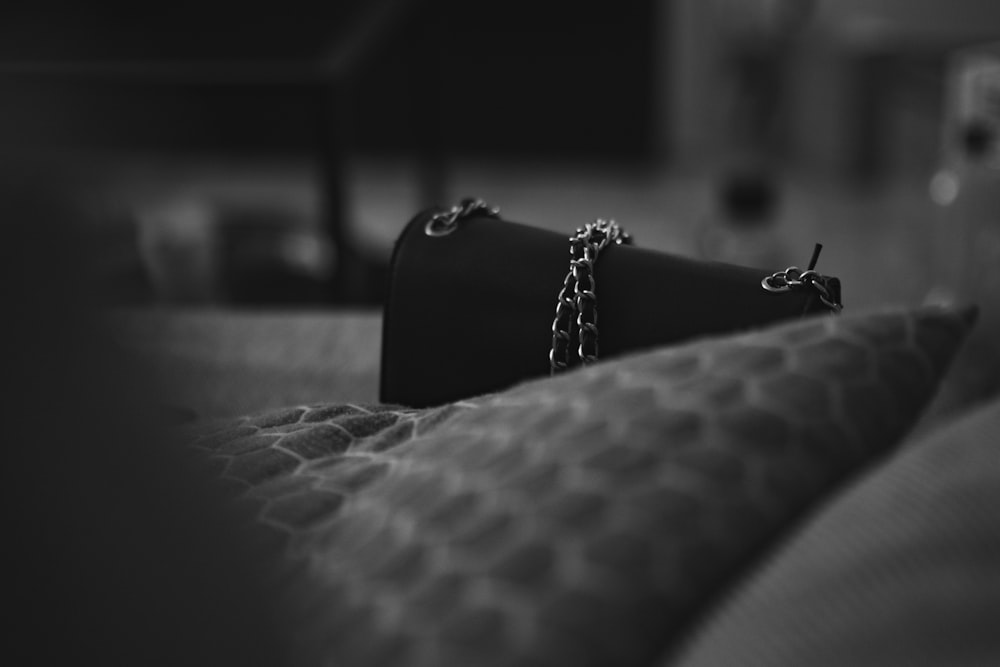 una borsa nera seduta sopra un letto