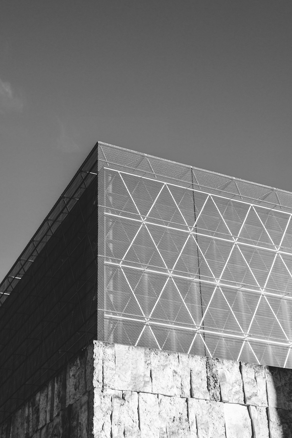 a black and white photo of a building