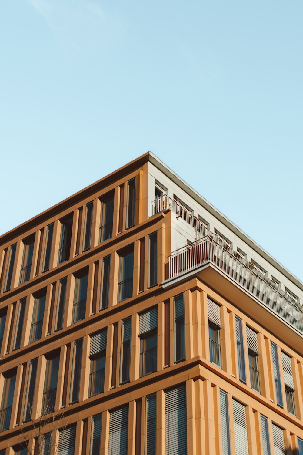 Un edificio alto con muchas ventanas y balcones