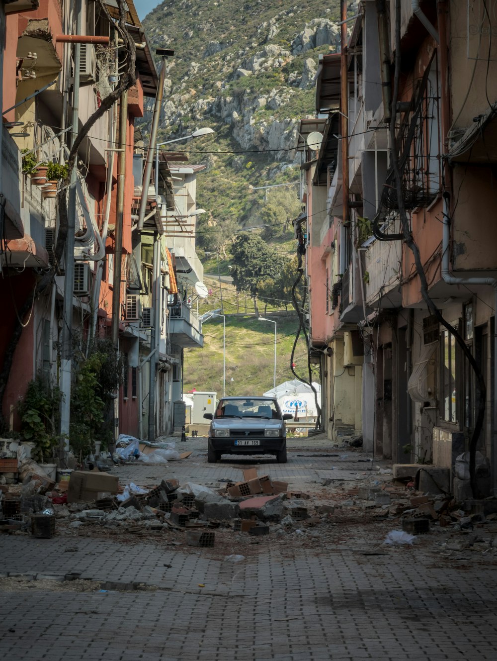 Un coche está aparcado en un callejón entre dos edificios