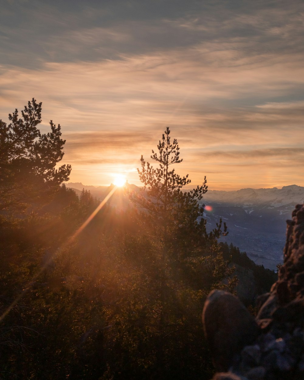 Le soleil se couche sur une chaîne de montagnes