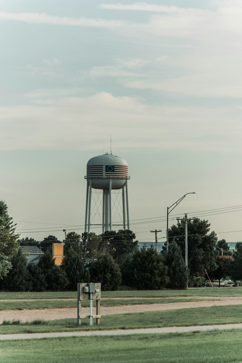 uma torre de água no meio de um campo