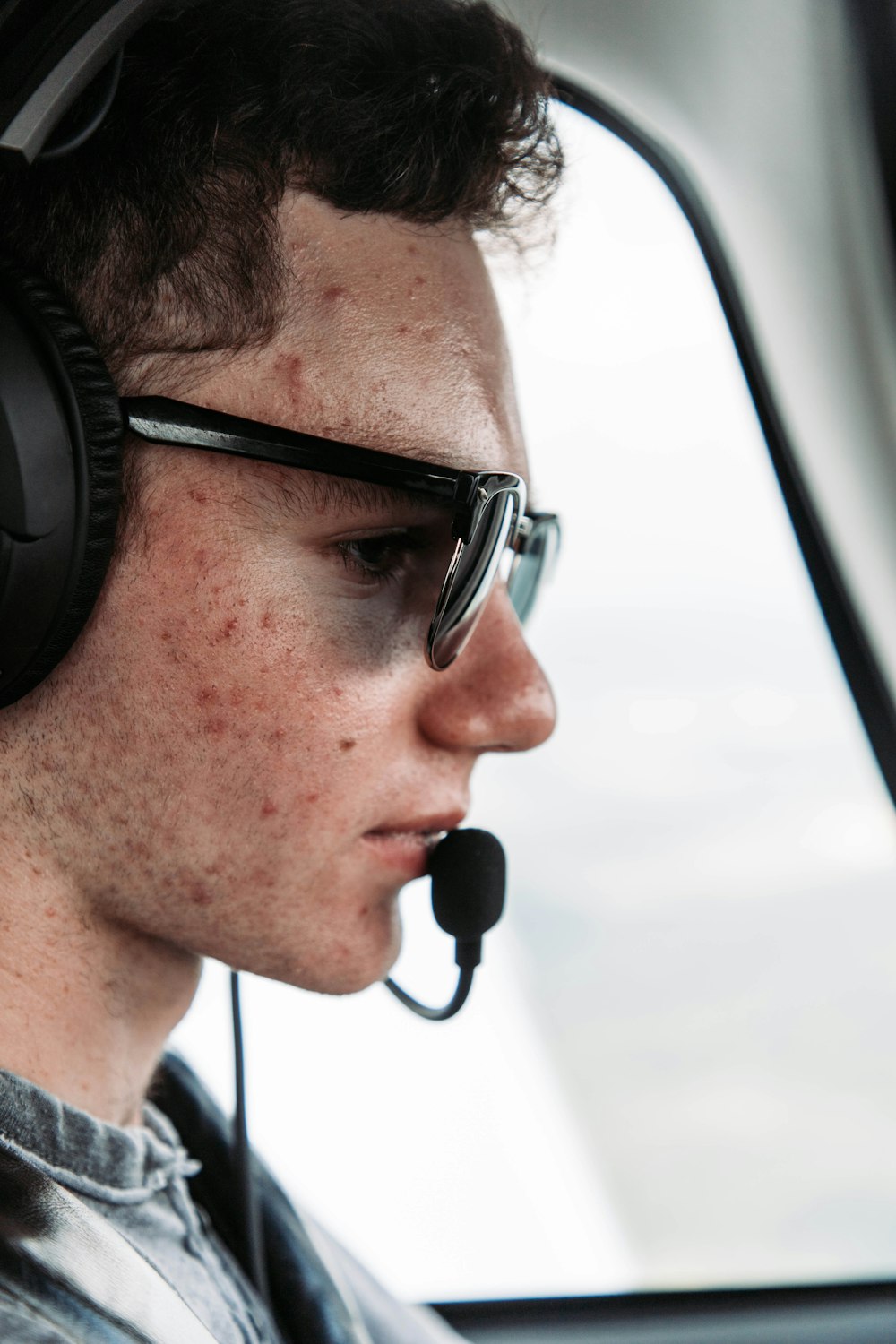 Un hombre con auriculares y auriculares