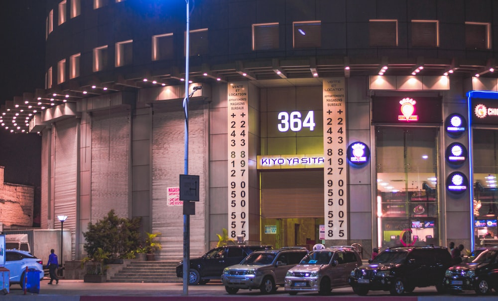 a group of cars parked in front of a building