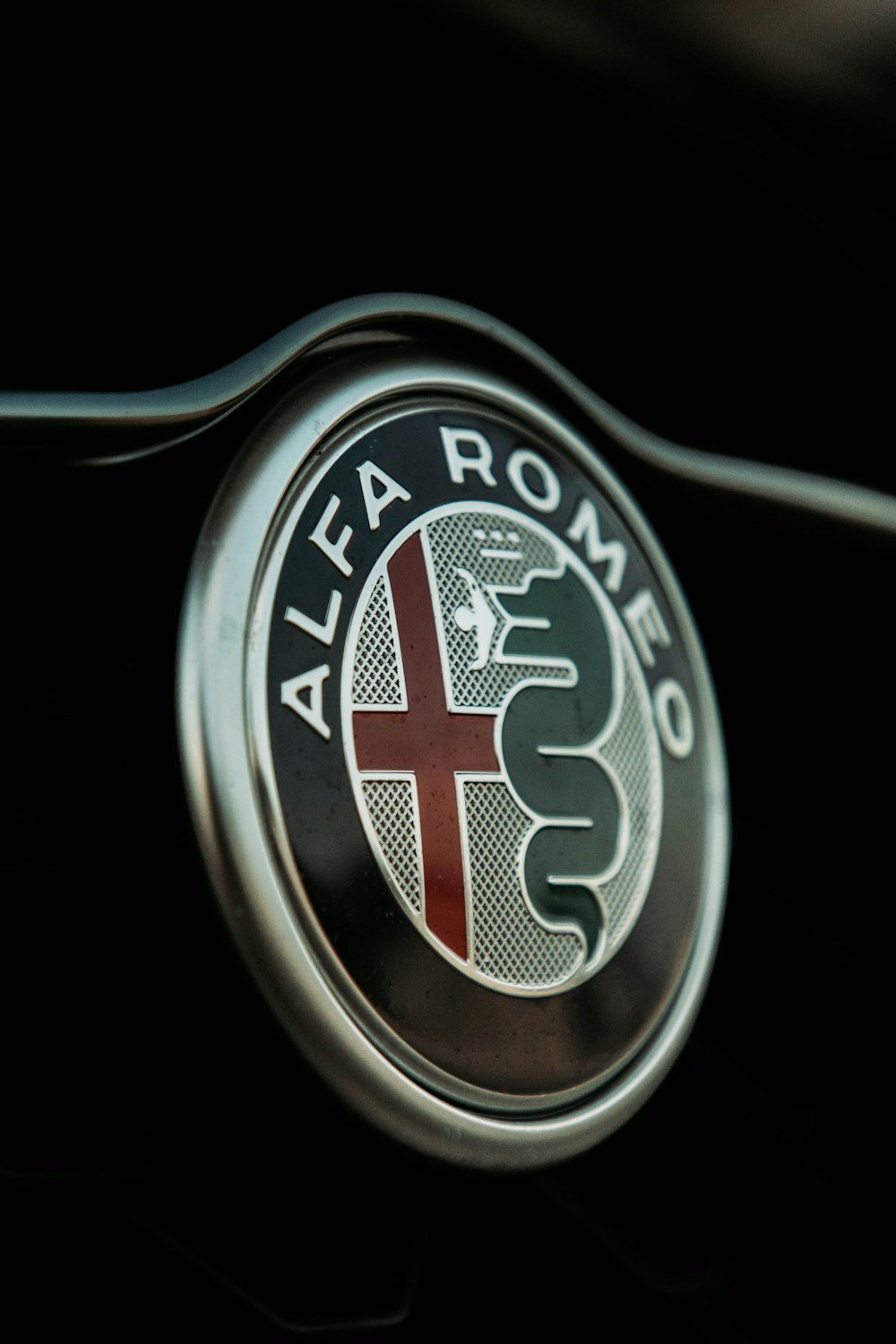 um logotipo alfa na frente de um carro