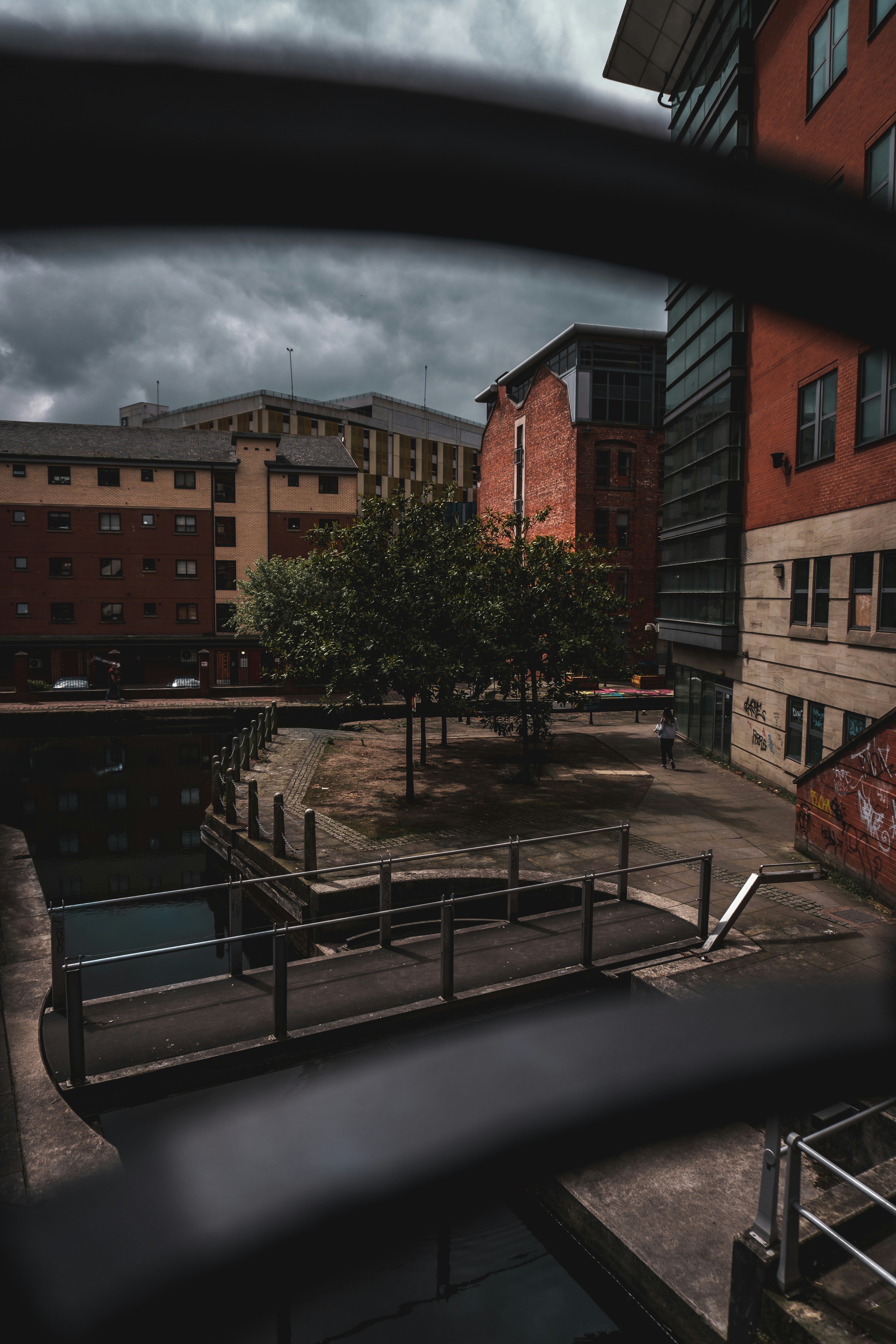 Una foto tomada a través de una ventana de un edificio