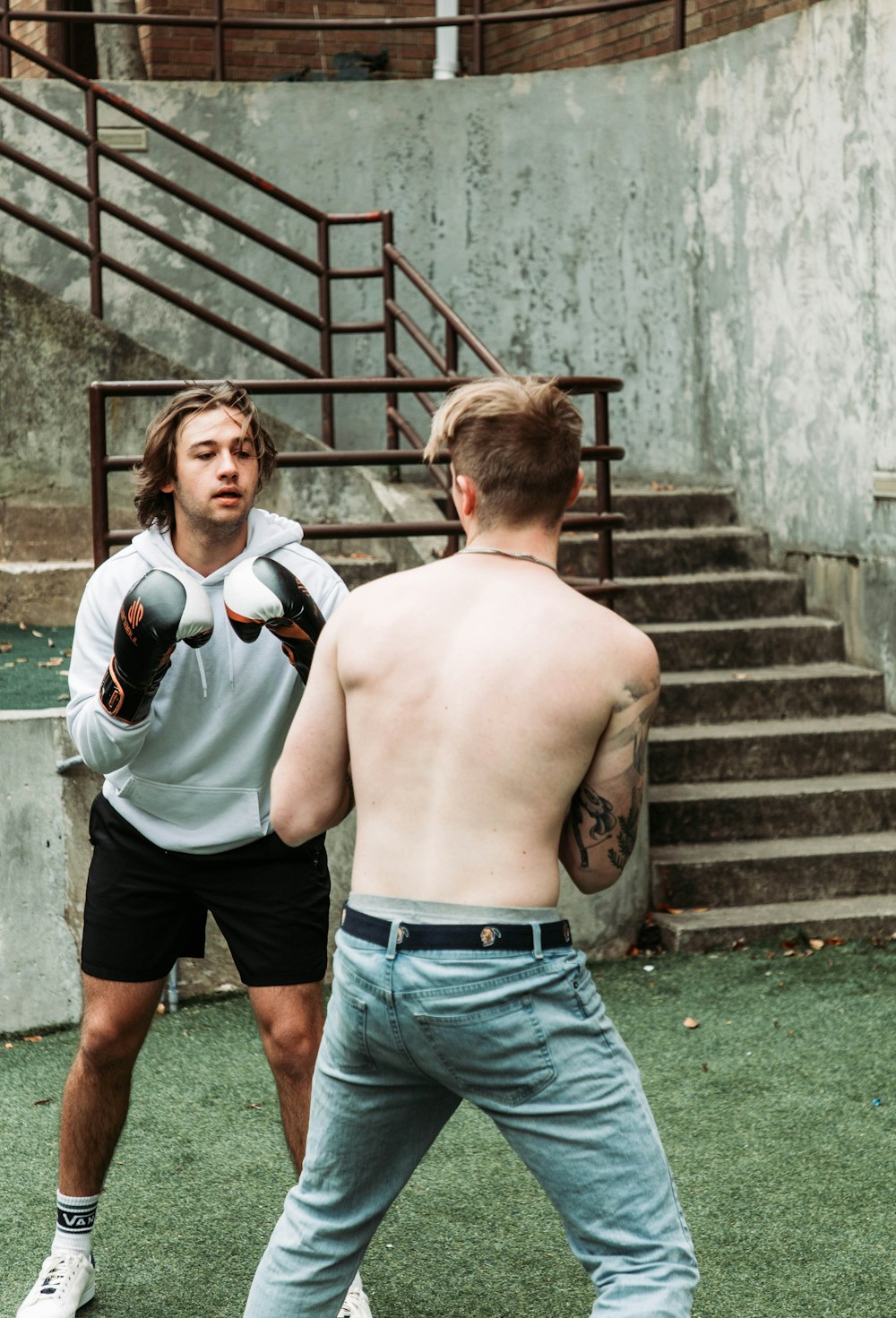 Un couple d’hommes debout au sommet d’un champ verdoyant