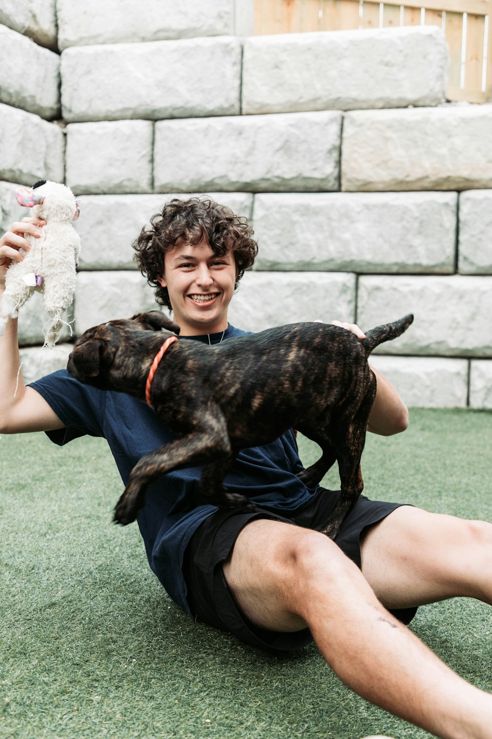 Ein Mann mit einem Hund auf dem Schoß