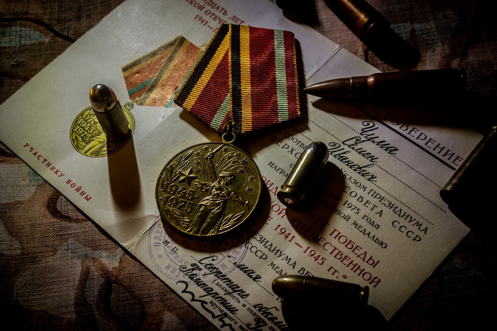 una medalla y algunos otros artículos en una mesa