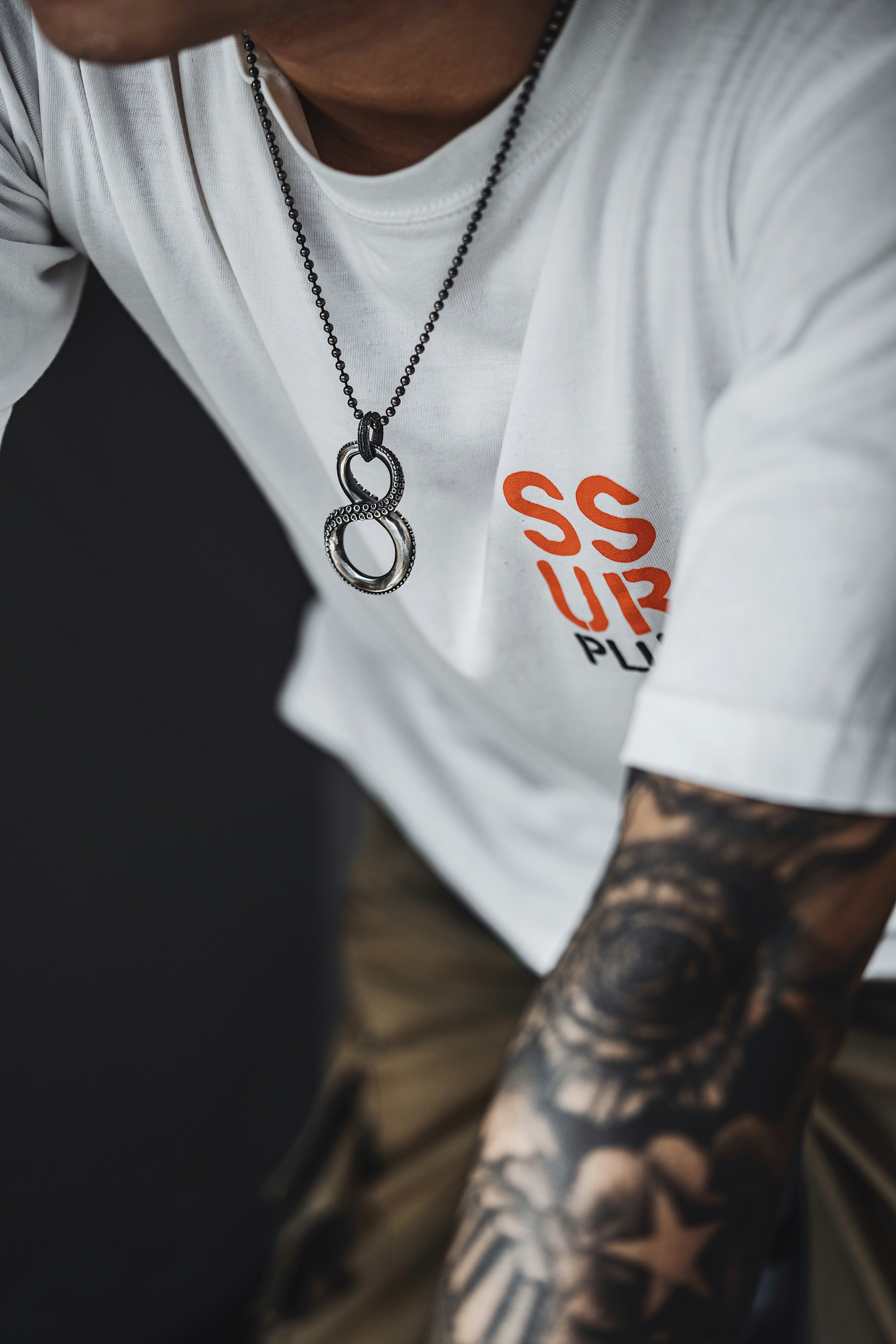 Ein Mann mit einem Tattoo auf dem Arm
