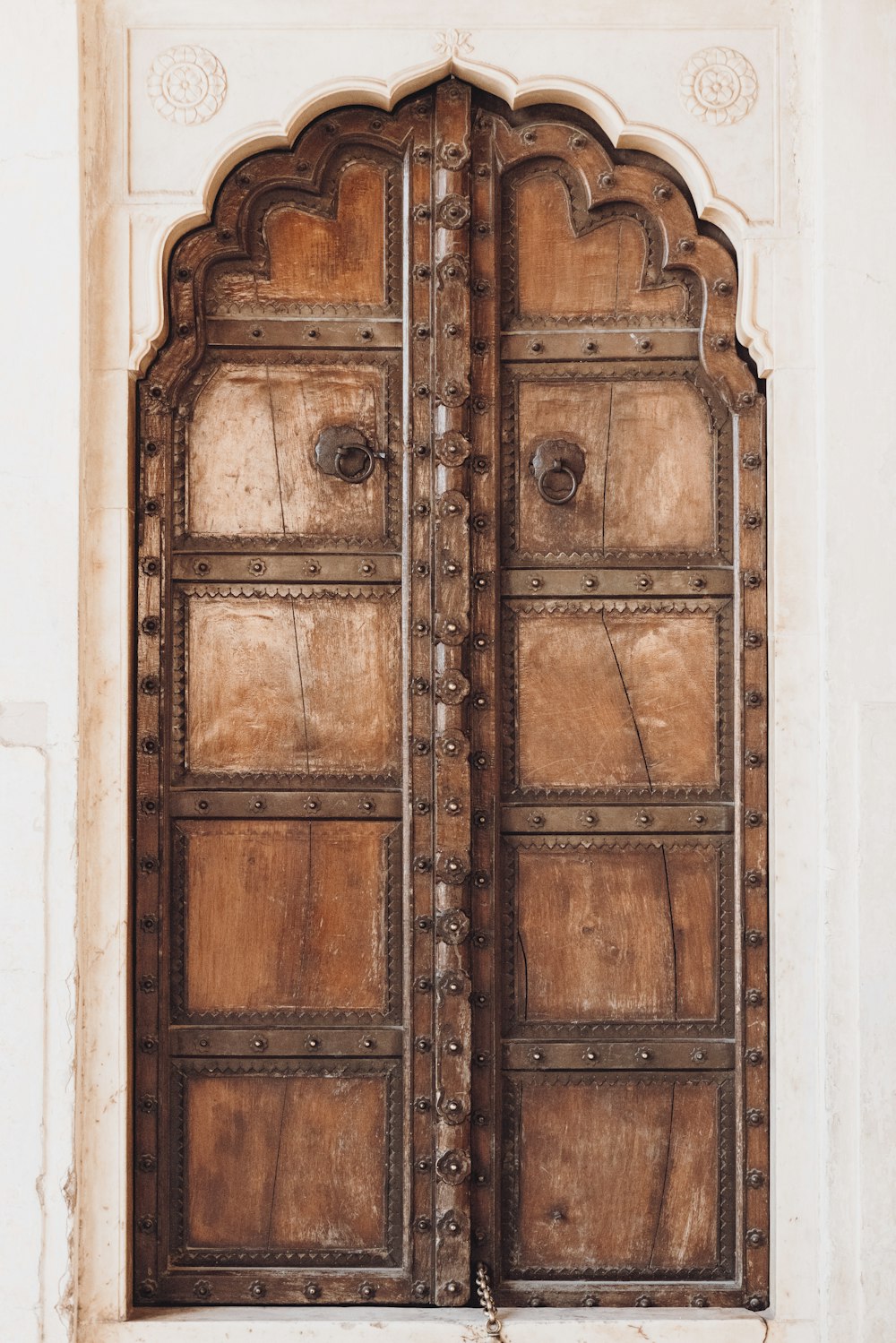 複雑な彫刻が施された大きな木製のドア