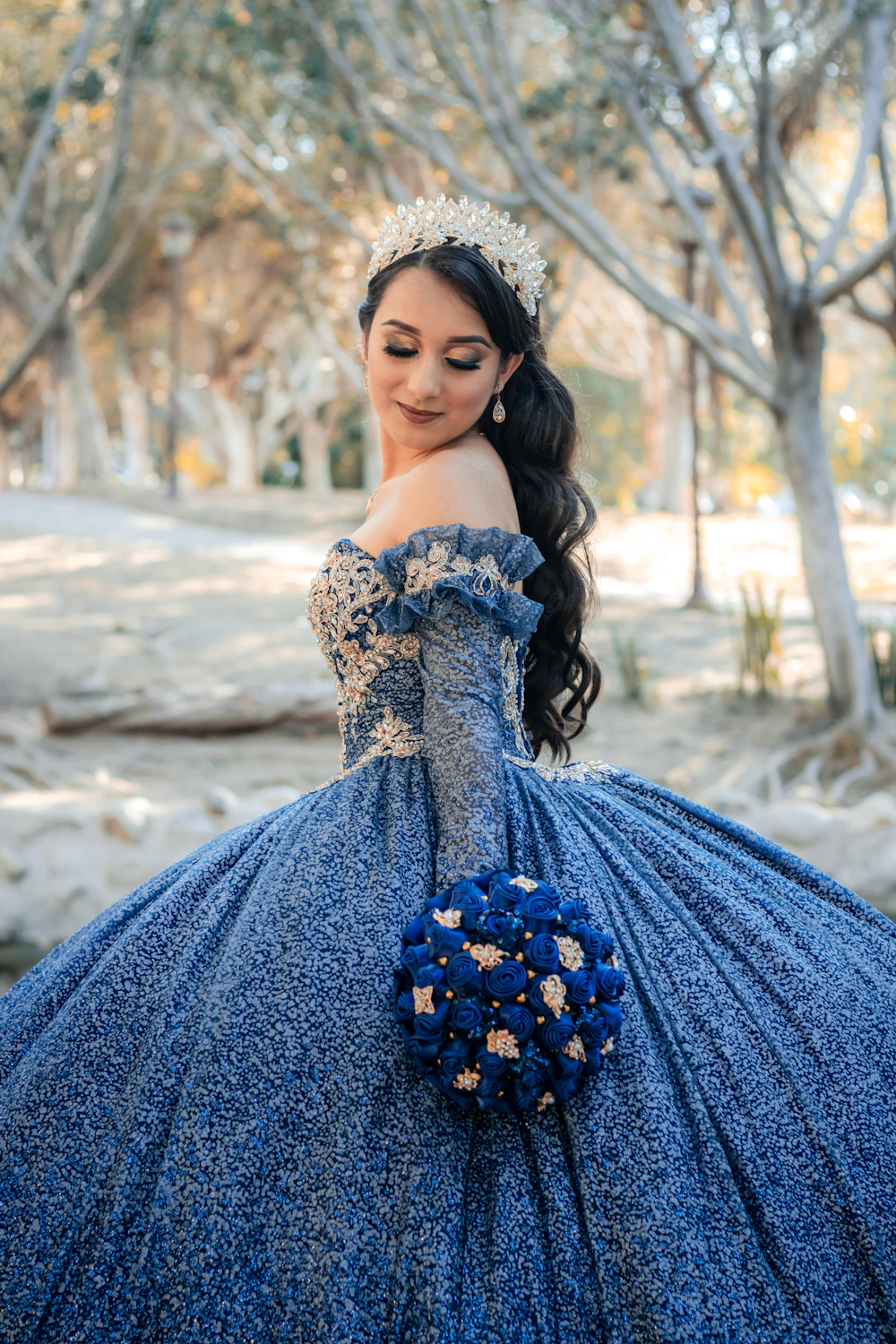Fotografía de inspiración de una quinceañera con vestido azul