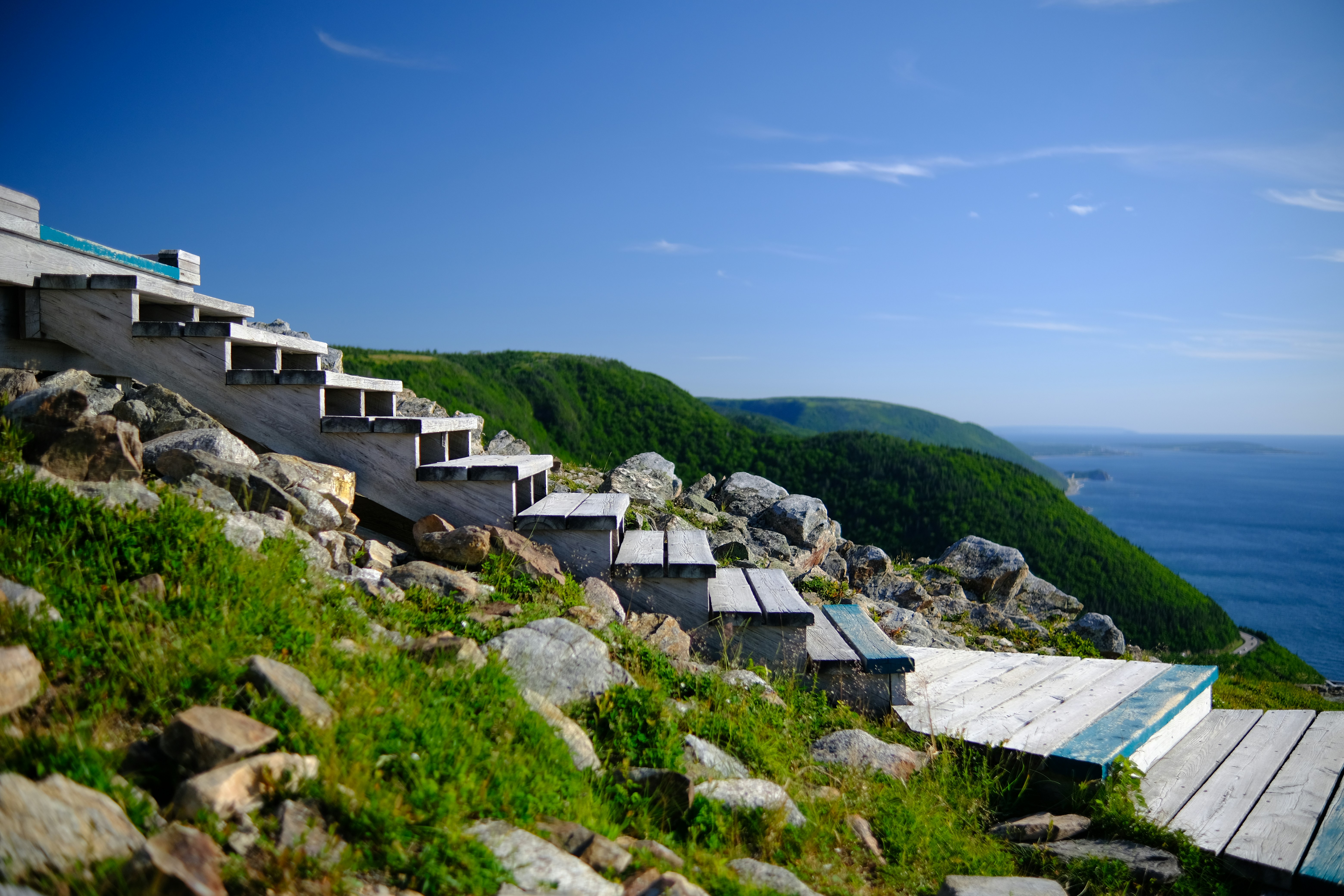 Una vista di alcune scale su una collina vicino all'oceano