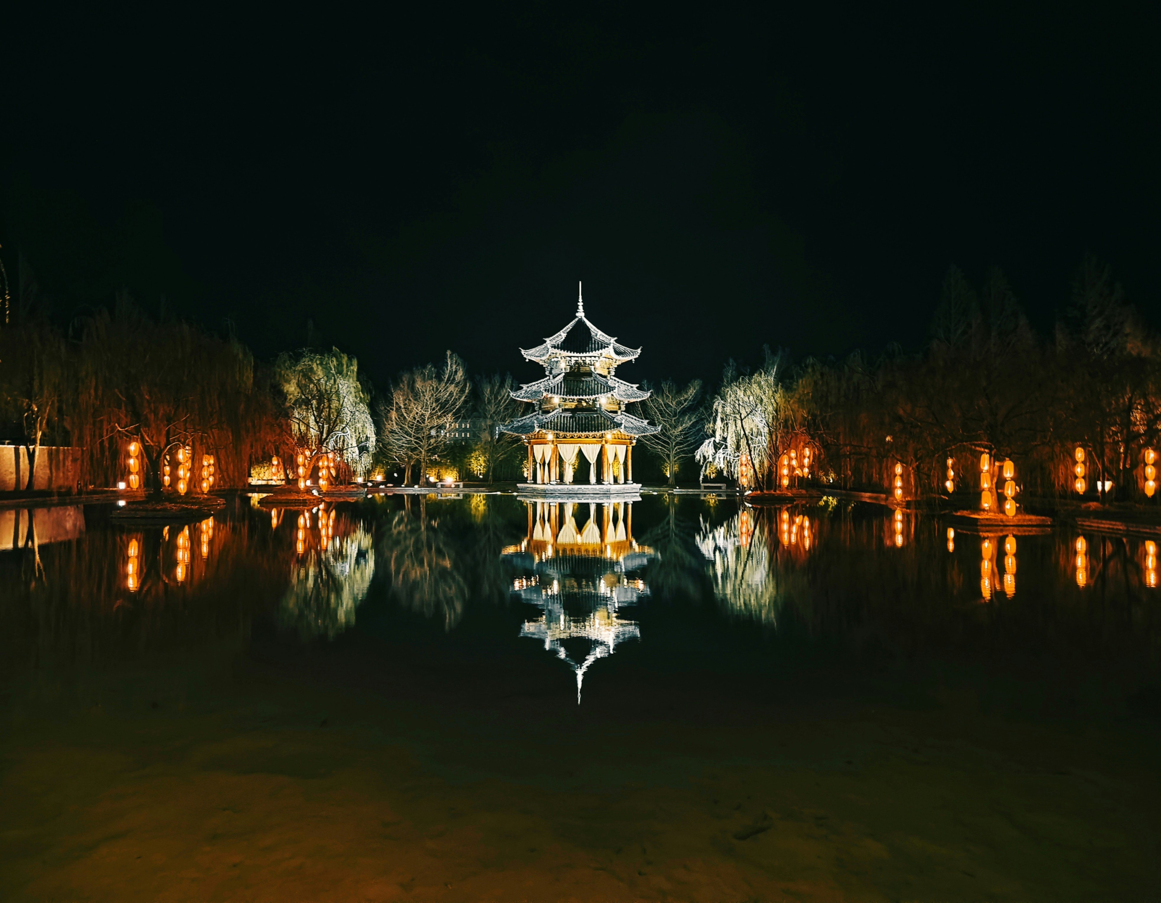 a building that is sitting in the middle of a lake