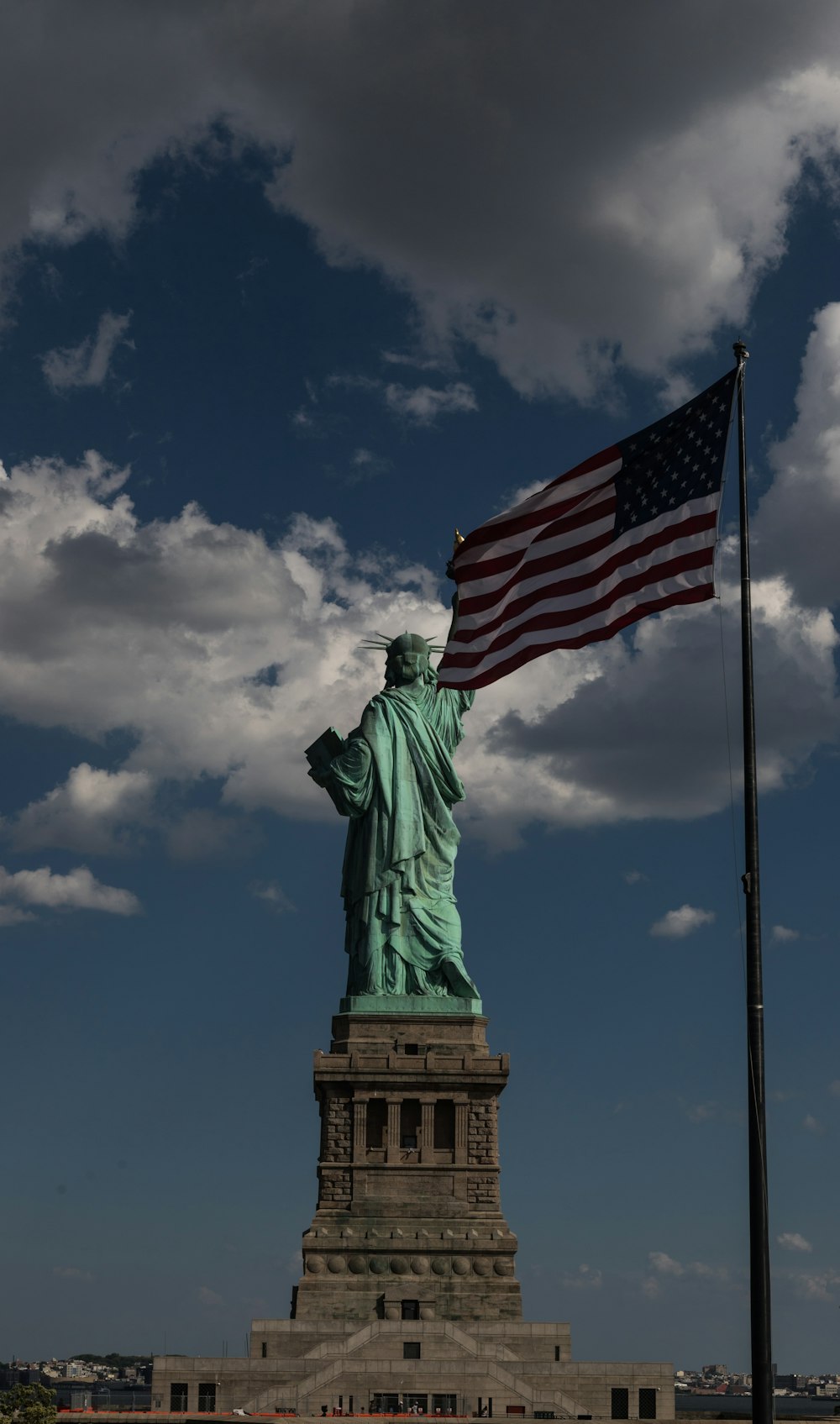 the statue of liberty is holding the american flag