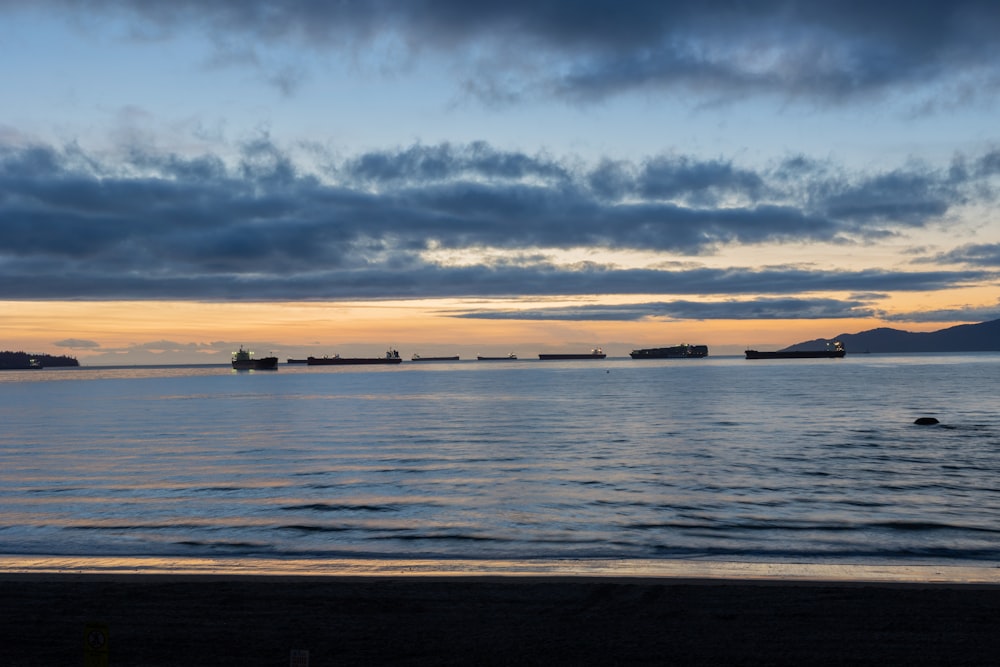 un plan d’eau avec des bateaux au loin