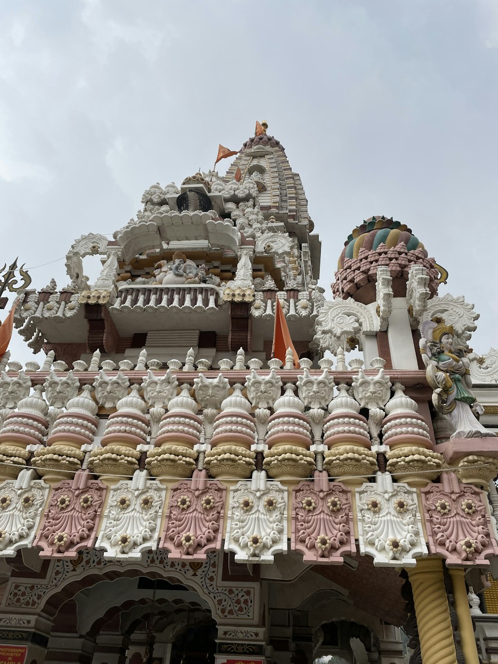 um grande edifício ornamentado com um fundo do céu