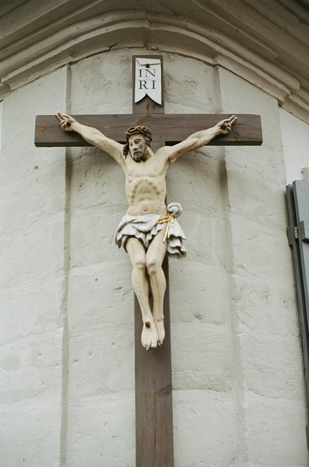 Eine Statue von Jesus auf einem Holzkreuz