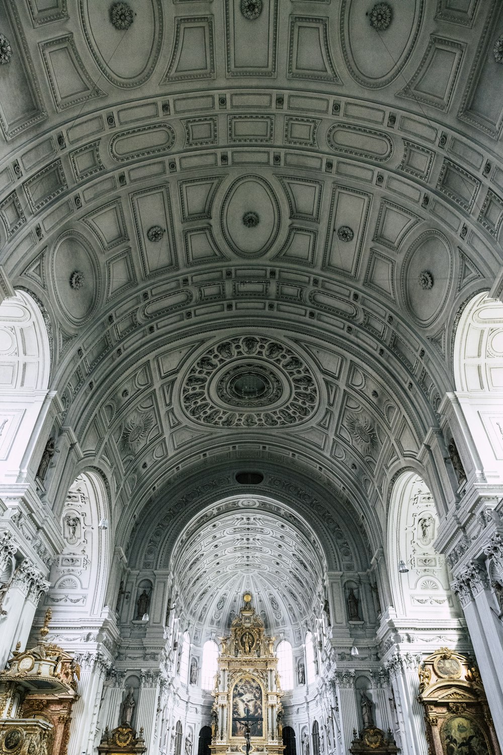 Una grande cattedrale con un soffitto molto alto