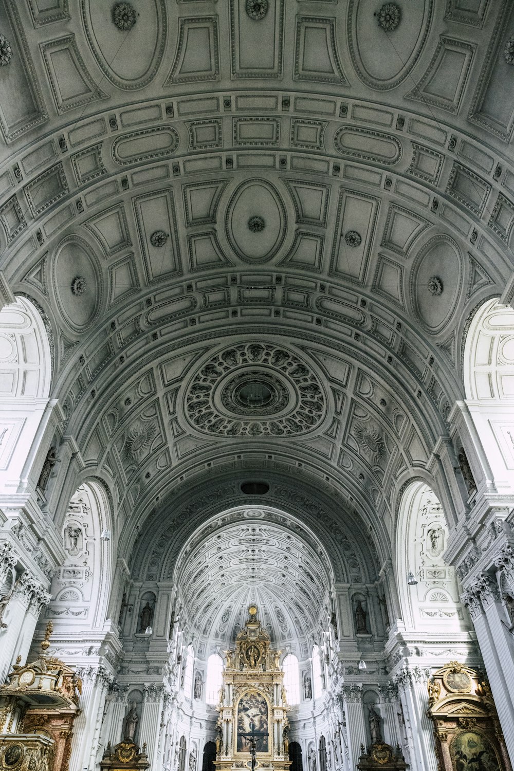 uma grande catedral com um teto muito alto