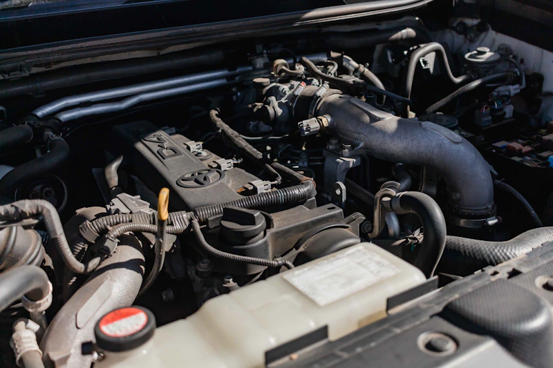 Compartiment moteur ouvert pour entretien batterie voiture