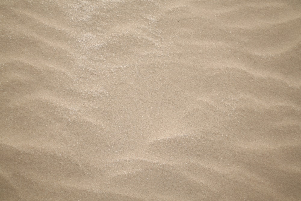 Ein Sandstrand mit einer kleinen Welle im Sand